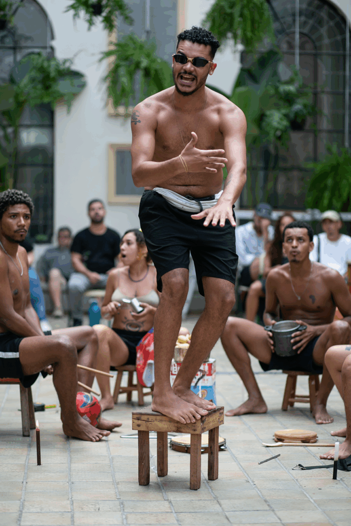 Cena do espetáculo Favela de Barro com elenco do Esquadrilha Marginália