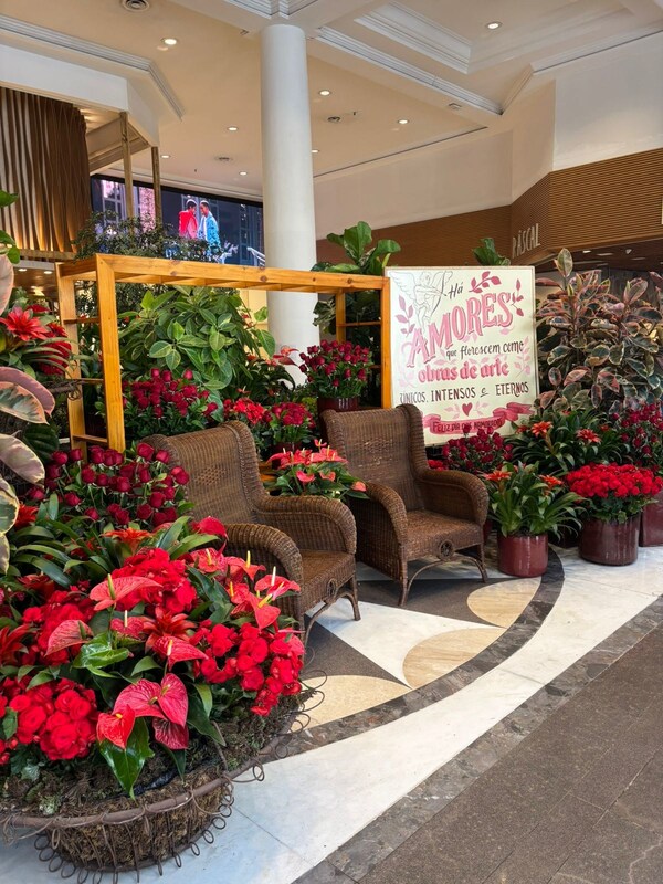 Jardim com flores vermelhas criado por Vic Meirelles no Pátio Higienópolis