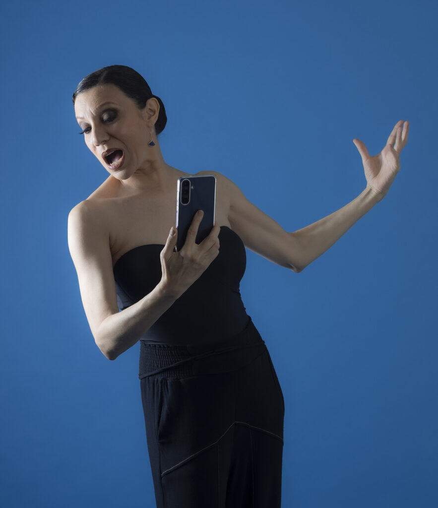 Luciana Carnieli em cena no espetáculo "Uma Rapsódia Para Sarah Bernhardt"