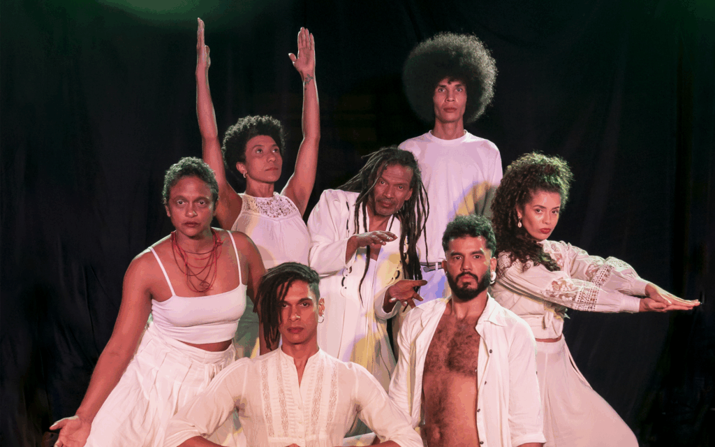 Elenco do espetáculo Mukuvu em performance de dança afro e música no Centro Cultural São Paulo