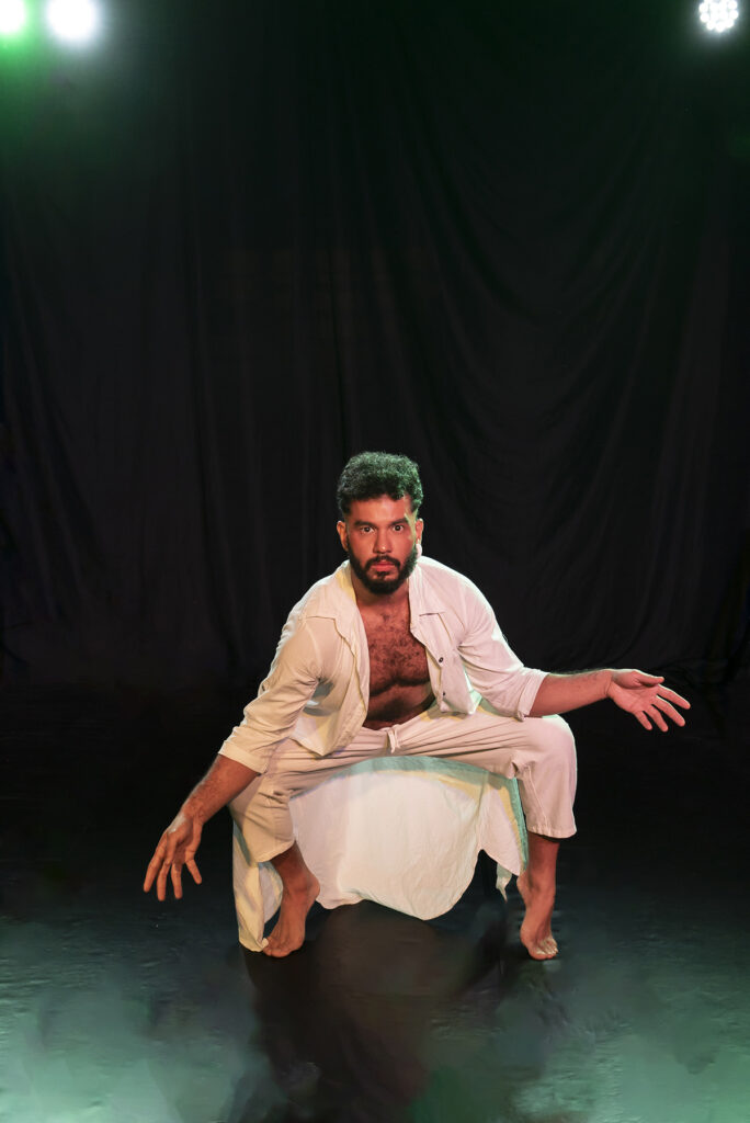 Elenco do espetáculo Mukuvu em performance de dança afro e música no Centro Cultural São Paulo