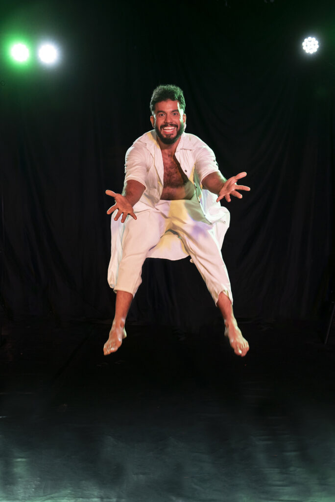 Elenco do espetáculo Mukuvu em performance de dança afro e música no Centro Cultural São Paulo