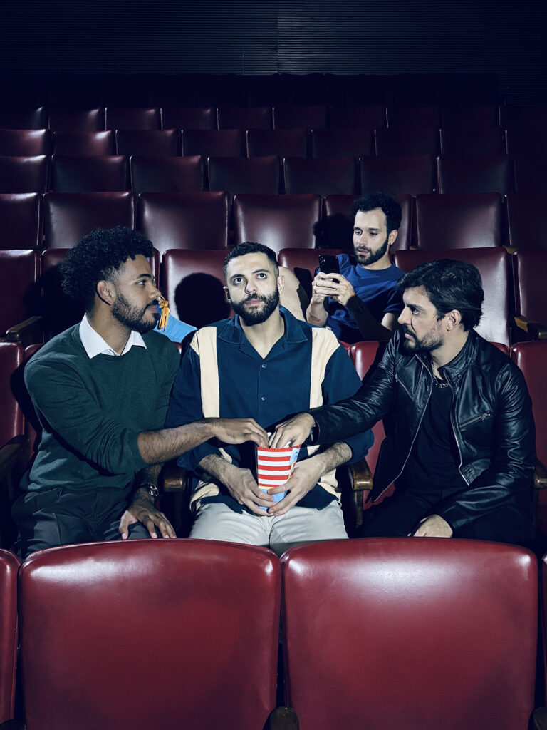Cena da peça “Não É Um Filme” com elenco