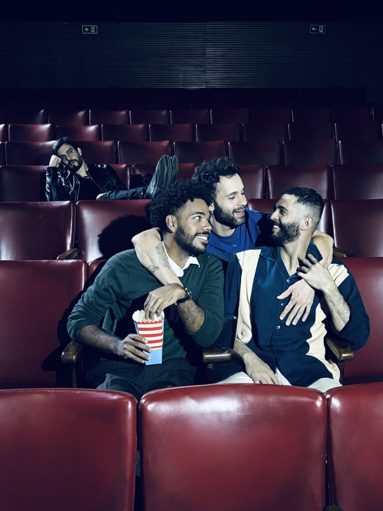 Cena da peça “Não É Um Filme” com elenco