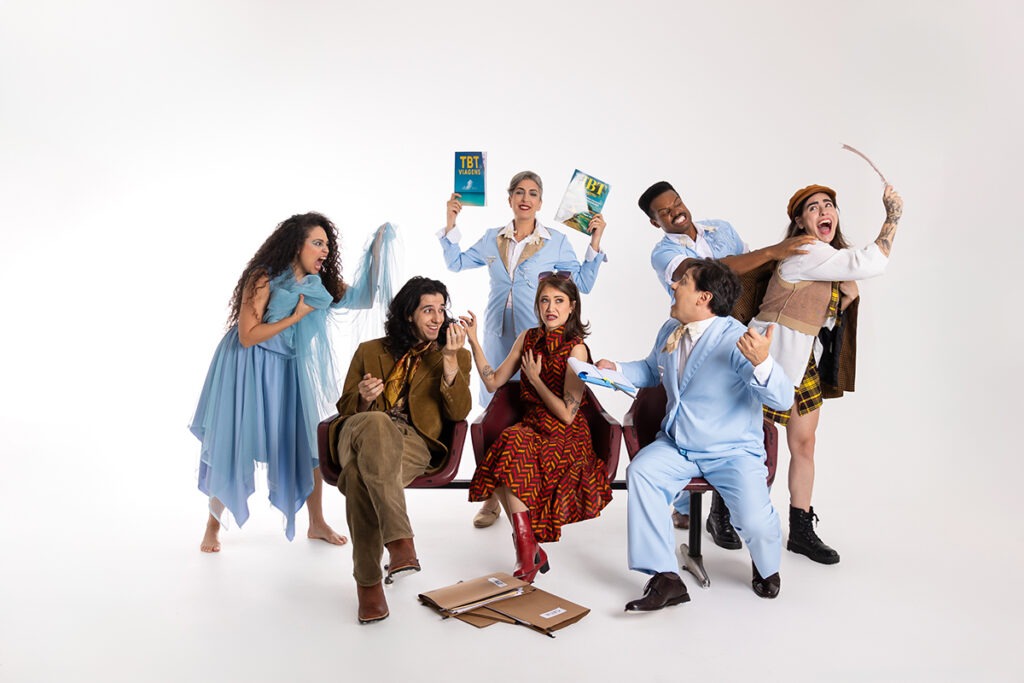 Elenco do espetáculo "Passar Bem!" em cena no Teatro Elis Regina, dirigido por Rafael Pucca