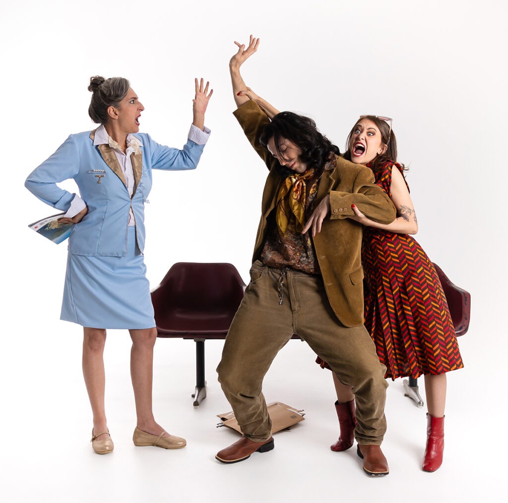 Elenco do espetáculo "Passar Bem!" em cena no Teatro Elis Regina, dirigido por Rafael Pucca