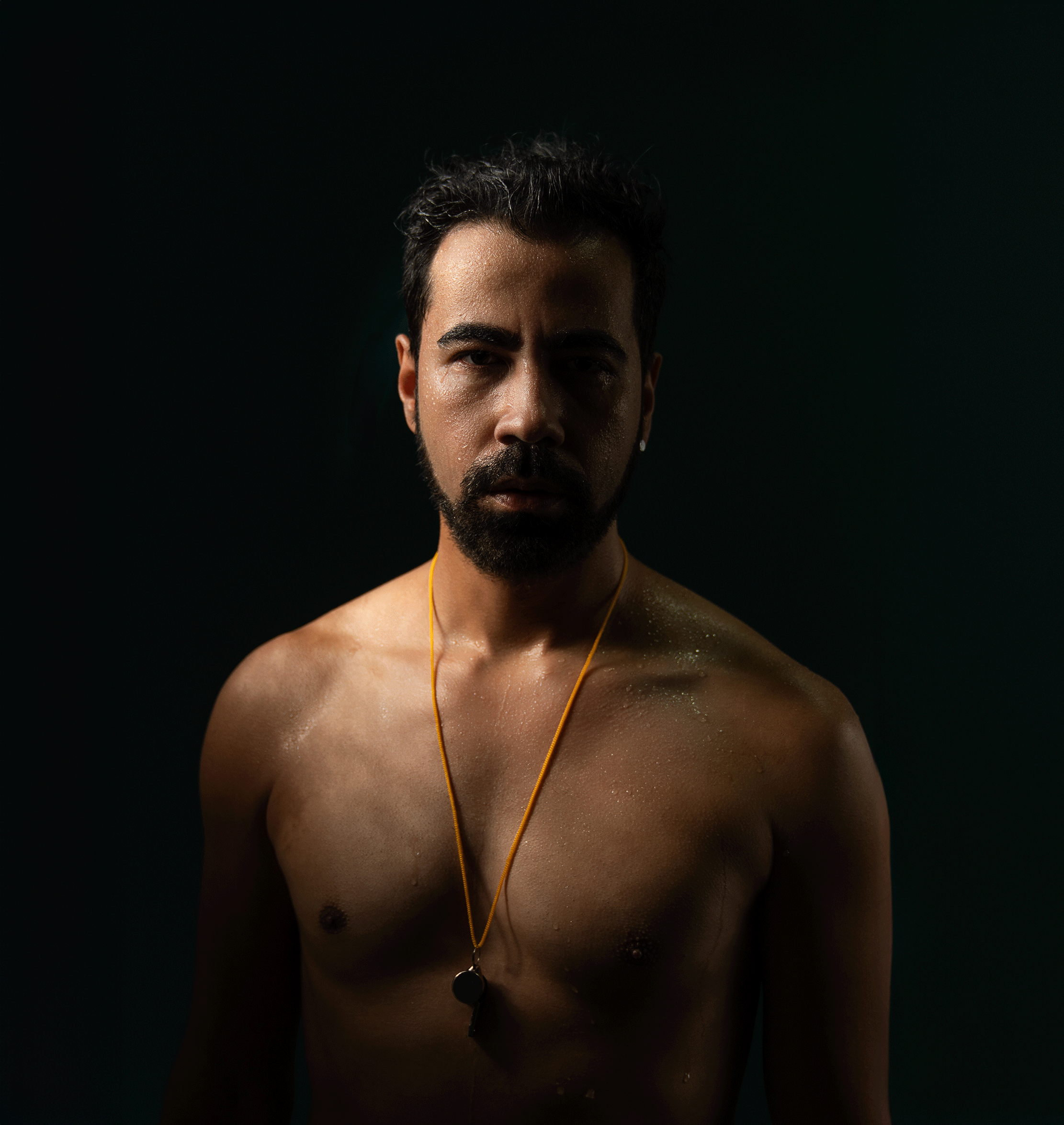 Ricardo Corrêa em Monstro, onde interpreta um professor de natação gay