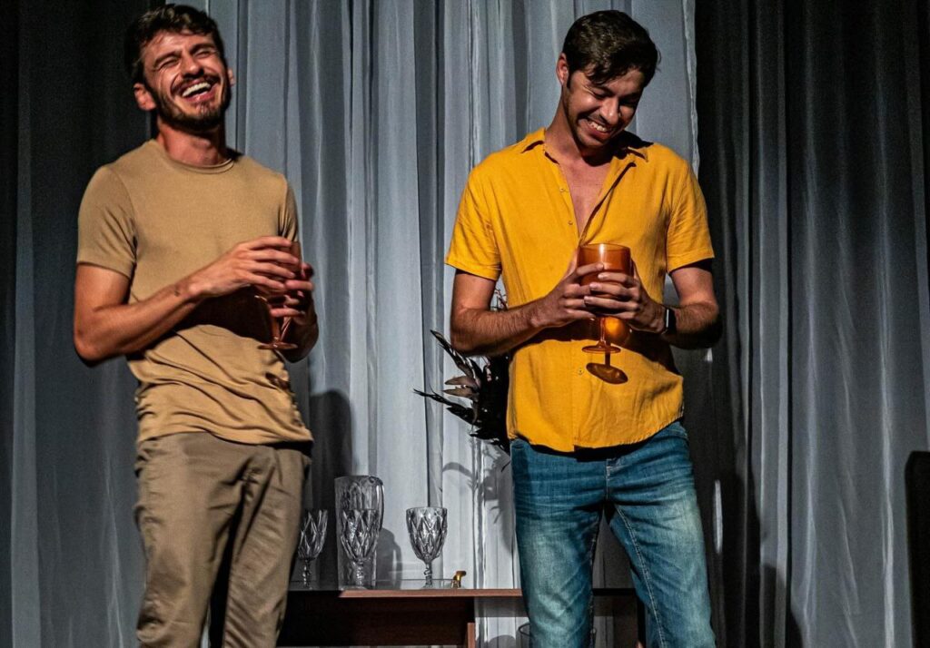 Cena do espetáculo Porta Aberta com os atores em performance intensa