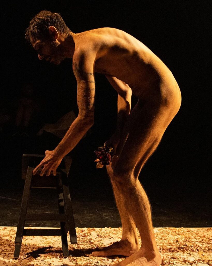 Cena do espetáculo Poema com Edjalma Freitas no palco